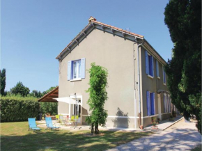 Гостиница Three-Bedroom Holiday Home in Verquieres  Эйгьер